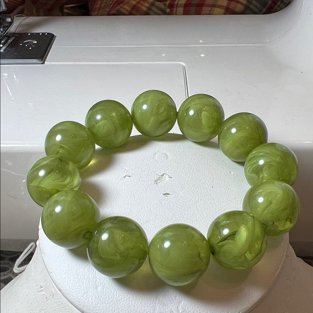 Elegant Green Beaded Bracelet